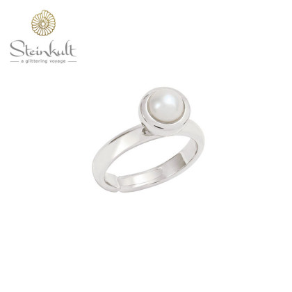 Ring with white Freshwater Pearl 